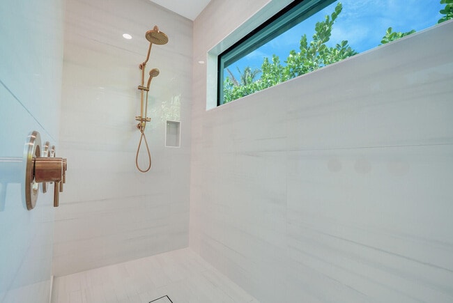 Building Photo - 1248 N Harbor Dr