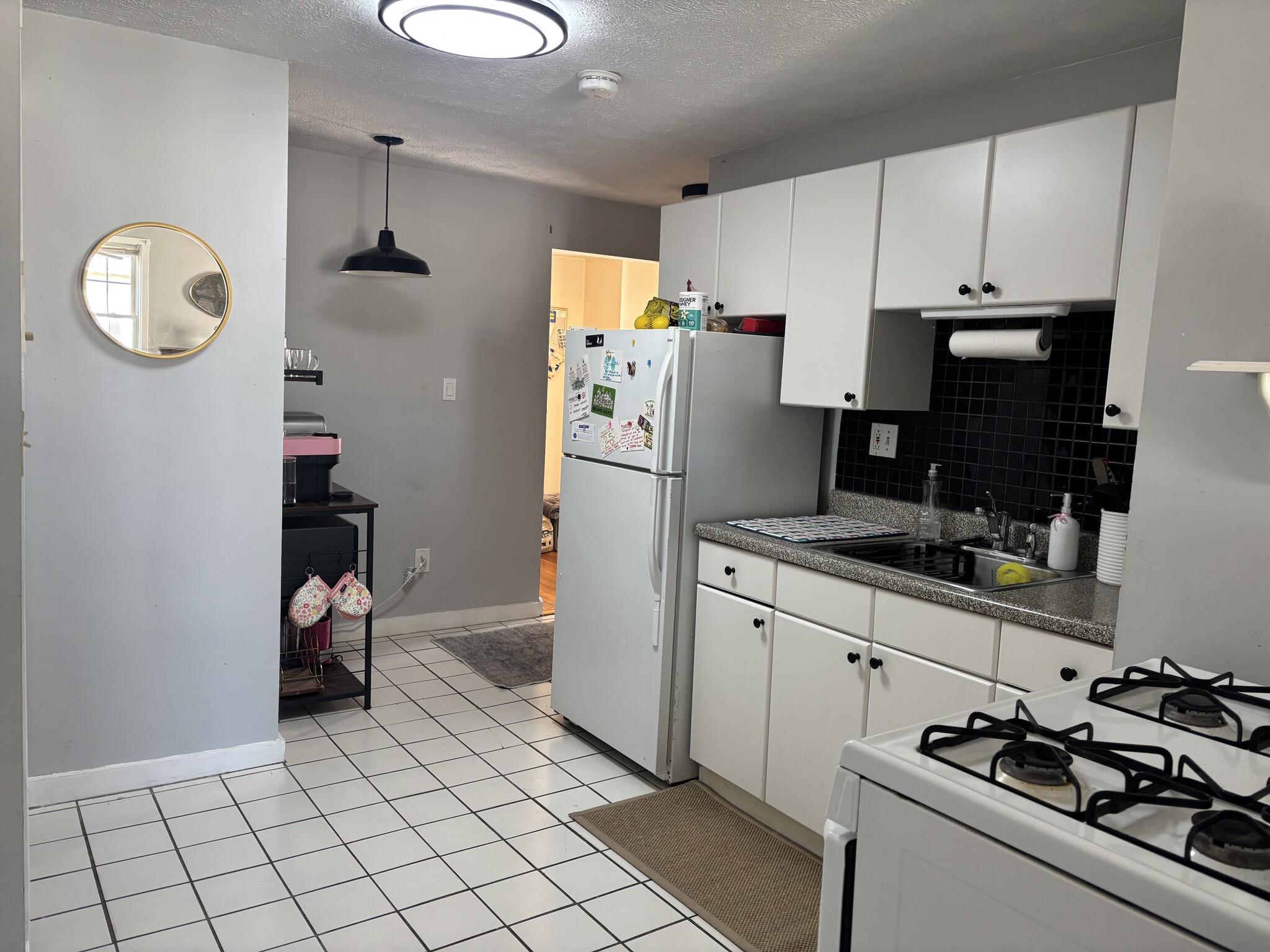 Building Photo - 527 E 3rd St