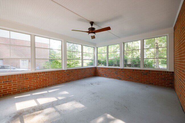 Building Photo - 2401 Scarsborough Dr