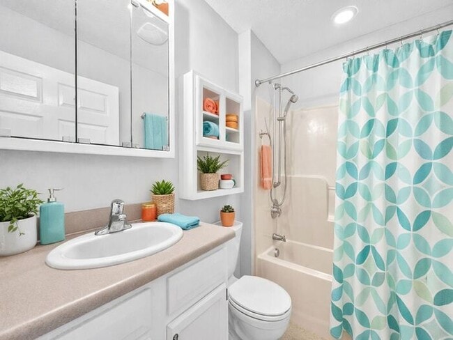 Building Photo - Beautiful 2BR 2BA Home w/ Sunroom • Full Kitchen Suite • Attached Garage in Columbus