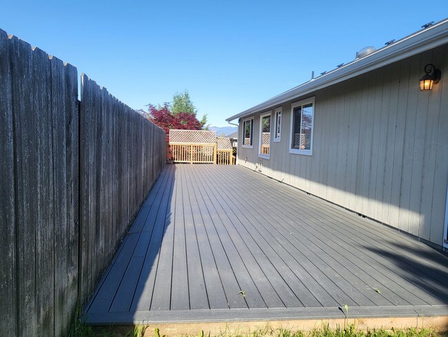 Building Photo - 3 bed 2 bathHome for Rent in Grants Pass