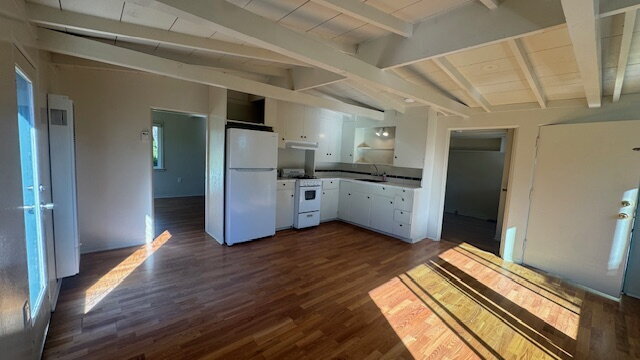 Building Photo - Move-in special: 50% off first month!  Pea...