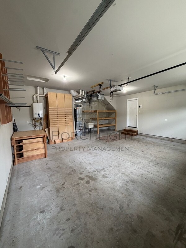 Building Photo - 2102 Snowbush St