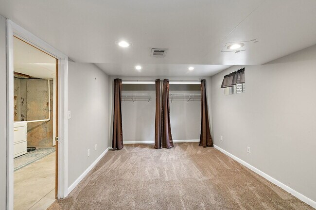 Building Photo - 1541 Moluf St