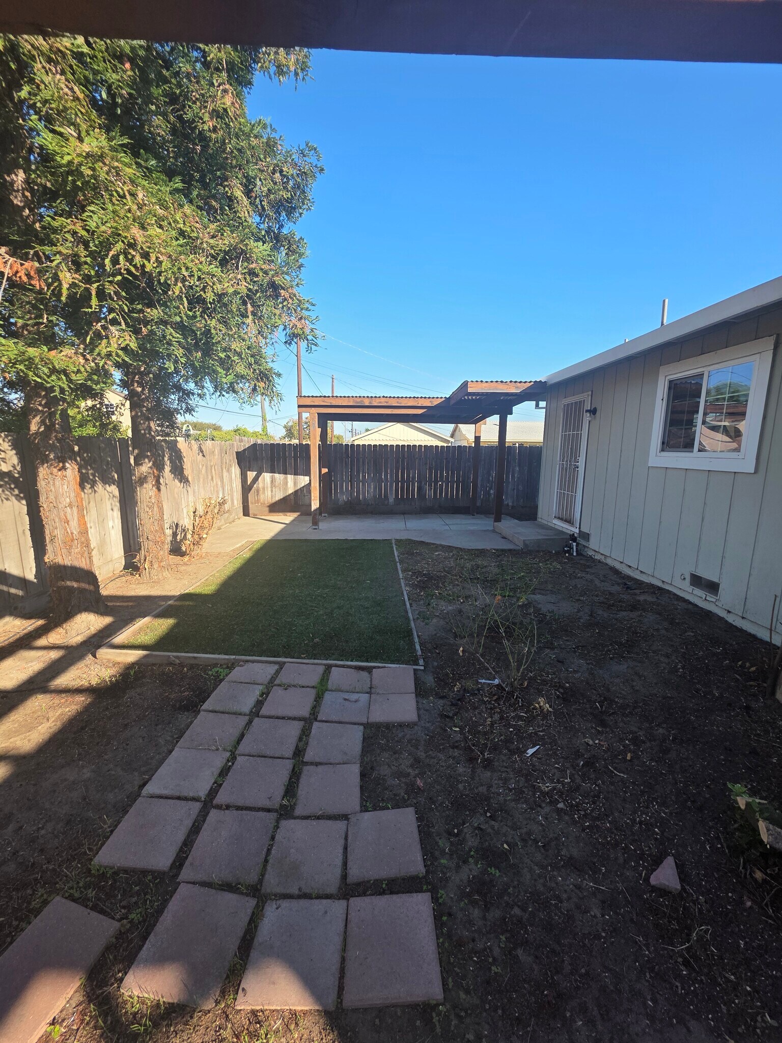 Great and private backyard for you to relax with a medium size dog - 325 N Lincoln Ave
