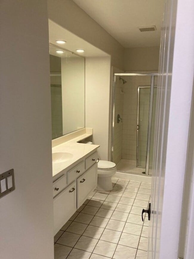 Building Photo - 3 Bedroom 3 Bath Home Located in the gated...