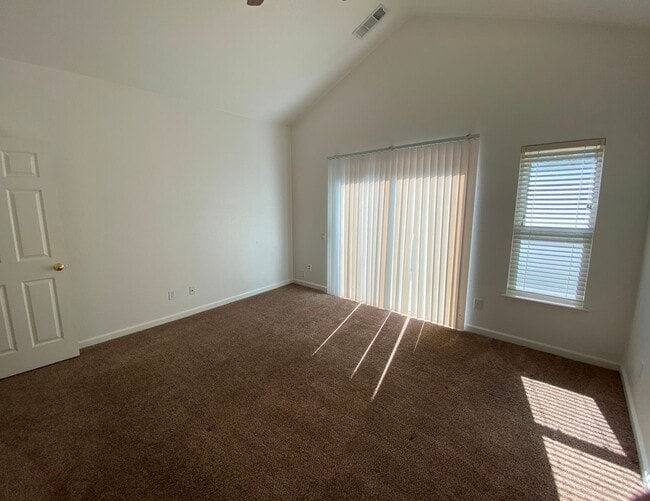 Building Photo - 566 Versailles Ln