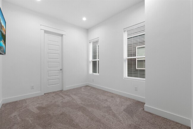 Building Photo - 513 Schweikhardt St
