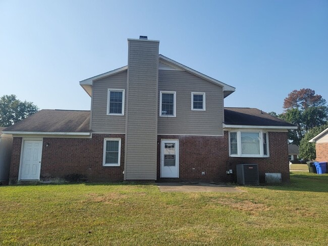 Building Photo - New to the Rental Market!  3 Bdrm/ 2.5 Bath Tri-Level Home! Located in Quiet Neighborhood!