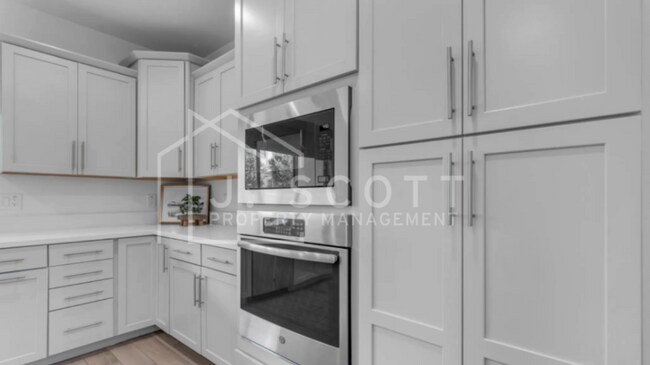 Building Photo - Modern 4-Bedroom Home with Upgraded Kitche...