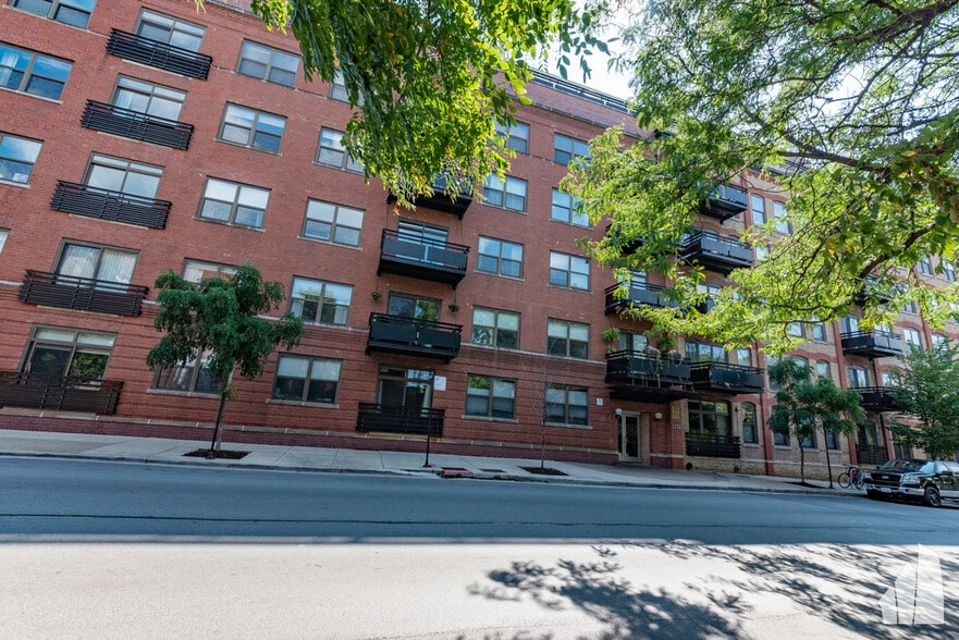 Building Photo - 1735 W Diversey Pkwy