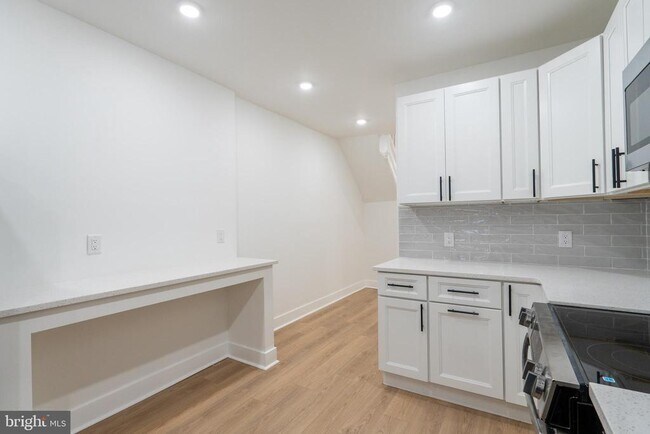 Building Photo - 1824 N Bouvier St