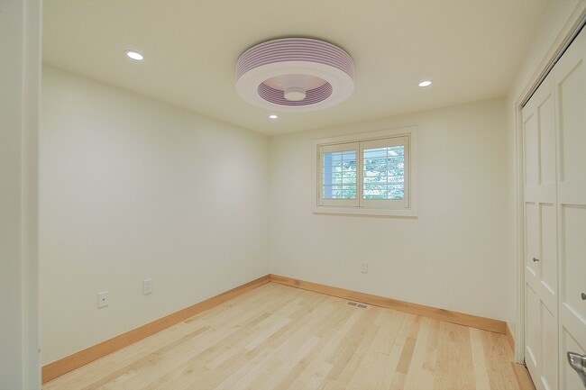 Building Photo - 3bd/2ba Mercer Island Home