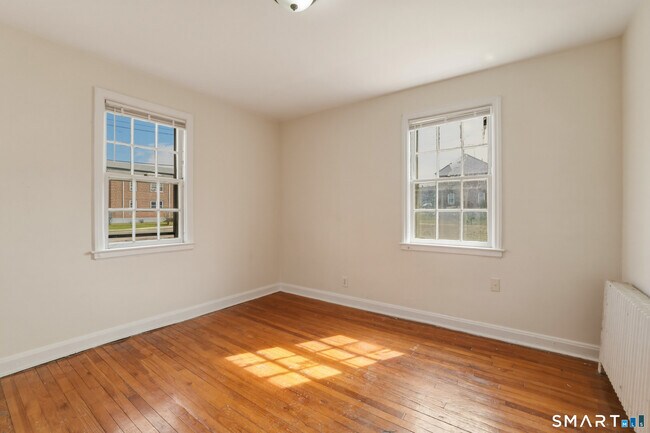 Building Photo - 957 William St