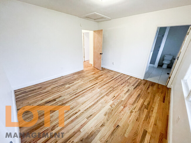 Building Photo - 702 Sumter St