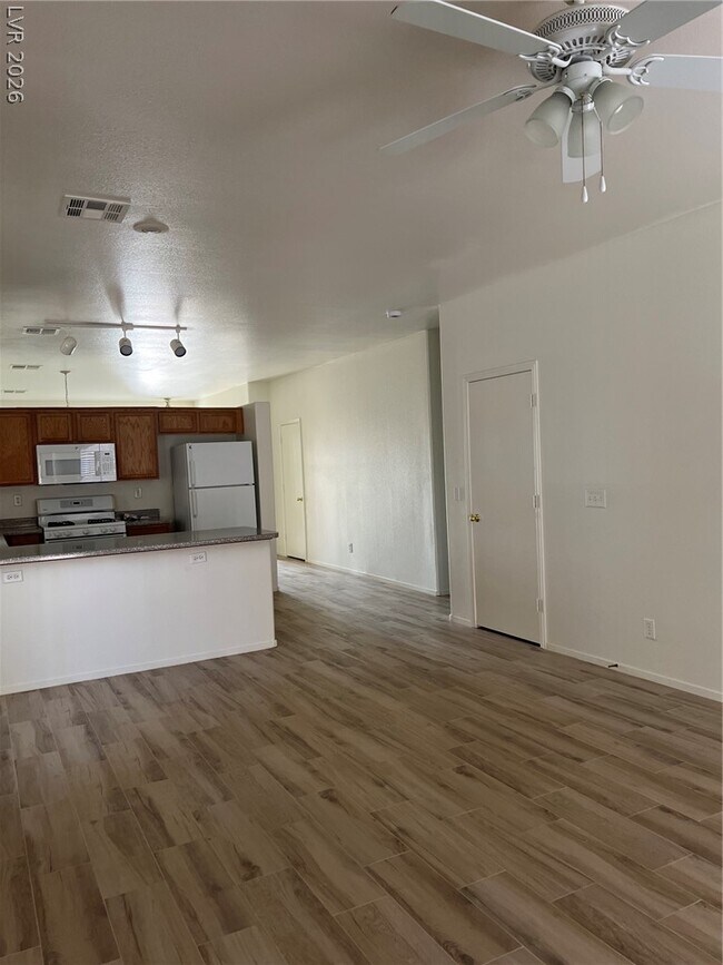 Building Photo - 6273 Highland Gardens Dr
