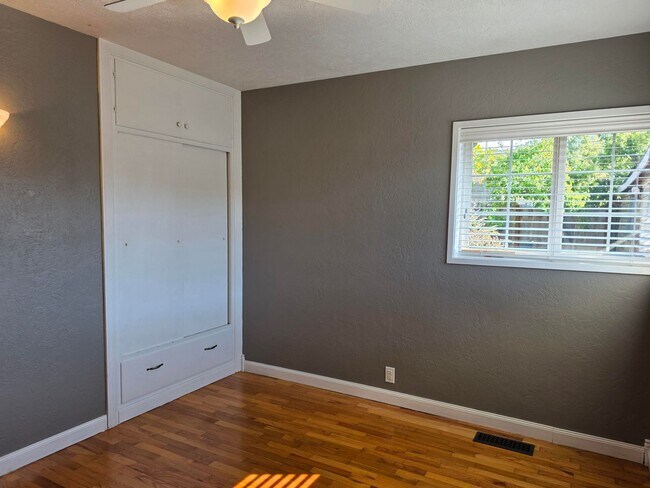 Building Photo - 2 Bedroom Home in Manette!