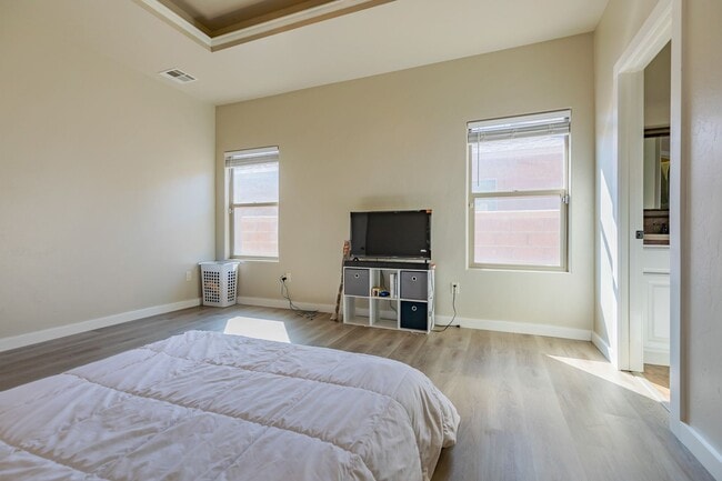 Building Photo - Beautiful 3 Bed 2 Bath Home