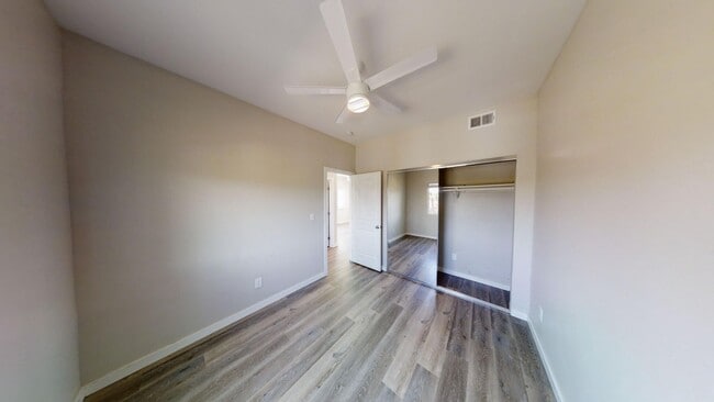 Building Photo - 5327 E Falls View Dr