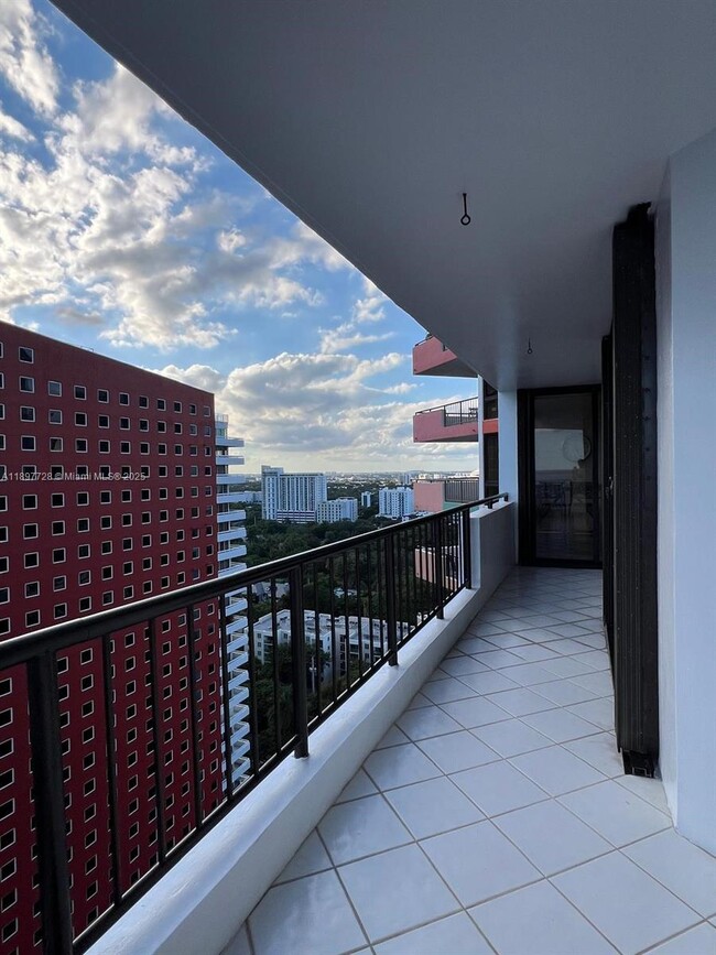 Building Photo - 1581 Brickell Ave