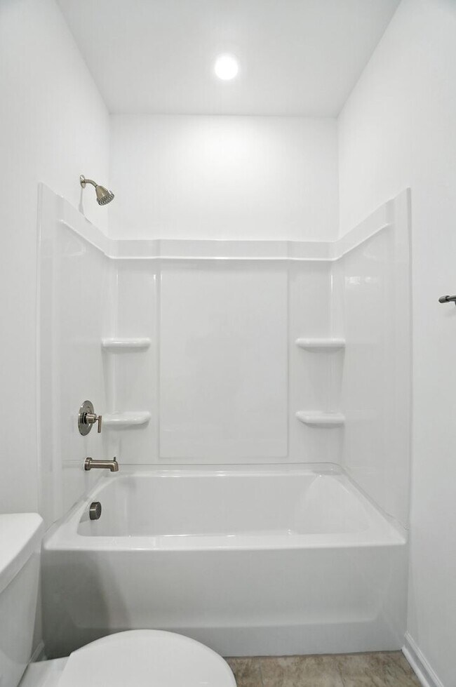 Building Photo - Brand-new three-story townhome in the Univ...