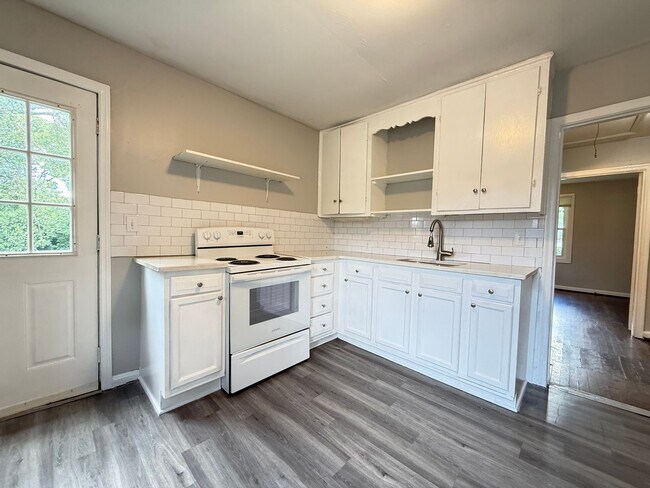 Building Photo - 2 Bedroom Cottage in Woodbine!