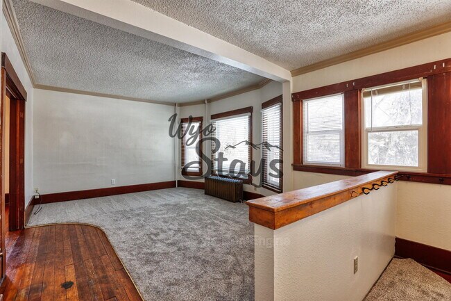 Building Photo - 625 Lewis St