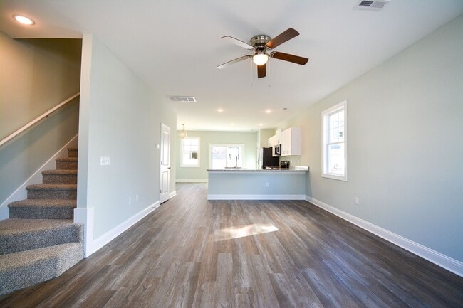 Building Photo - Gorgeous 2 Bedroom Townhome in Beachside Village