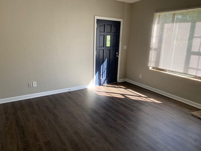 Building Photo - Charming Renovated 4-Bedroom, 2-Bathroom H...