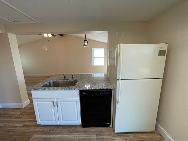 Building Photo - Newly Renovated 2BR/2BA Apopka Home with Spacious Fenced in Yard!!