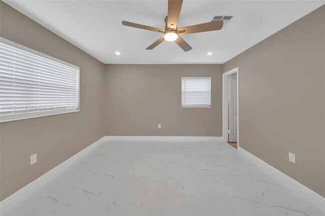 Building Photo - 7762 Plantation Blvd