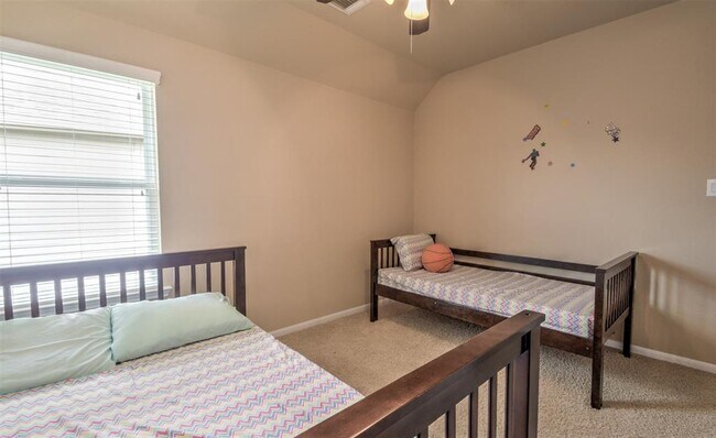 Building Photo - 26335 Cedar Pine Dr