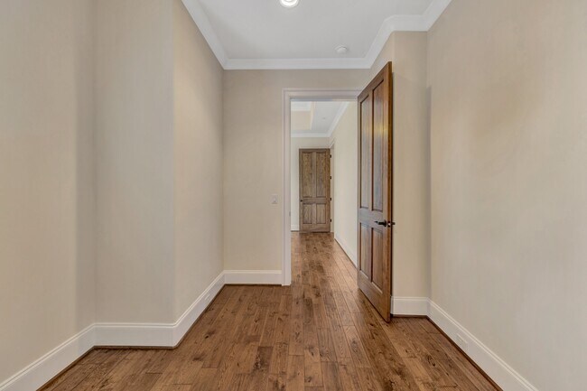 Building Photo - 5014 Mountview Pl