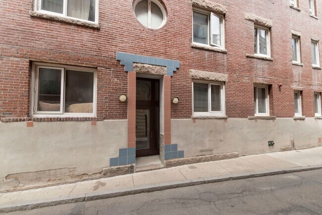 Building Photo - 19 Wiget St