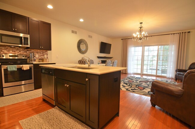 Building Photo - BEAUTIFUL 3 BR TOWNHOUSE- FABULOUS LOCATION