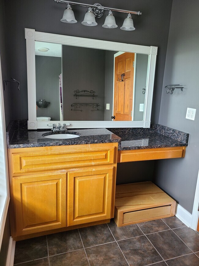 Building Photo - 195 Tennis Ranch Rd