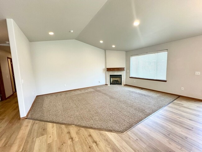 Building Photo - Spacious 4 Bedroom 2 Bathroom Home on Culd...