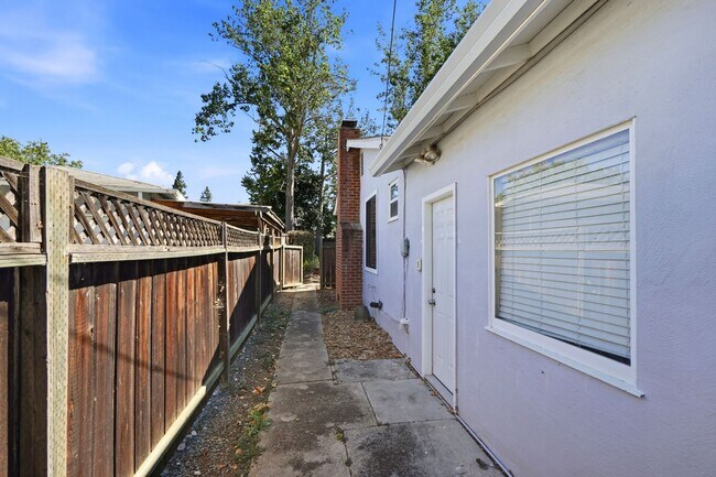 Building Photo - Beautiful Spacious 3-bedroom 1.5-Bath Home in Concord!