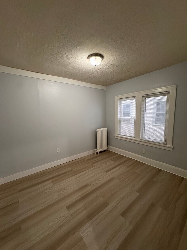 Building Photo - 1429-1431 Knox Ave N