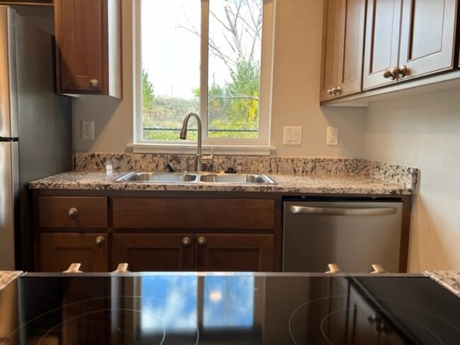 Building Photo - MOVE IN SPECIAL**  2 BEDROOM/ 2 LEVELS TOW...