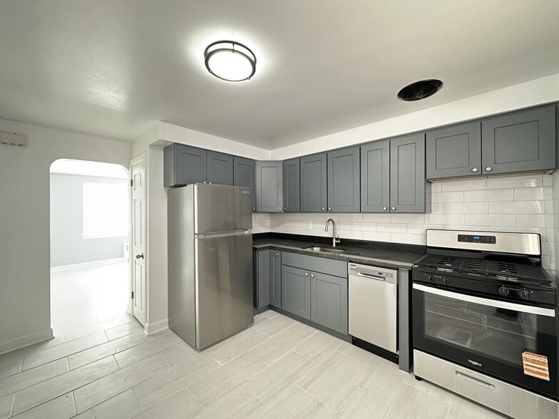 Building Photo - 6721 N California Ave