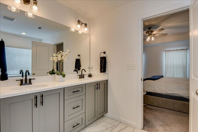 Building Photo - Beautiful Home in a Great Neighborhood