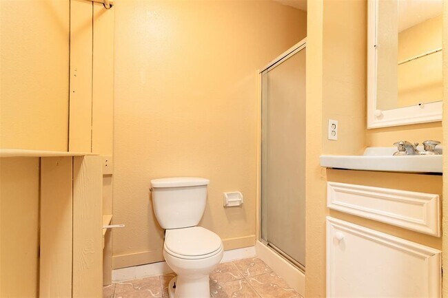 Building Photo - 214 Carlang St