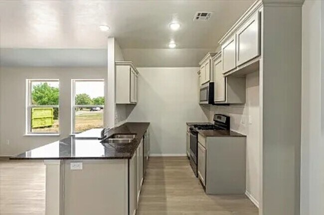 Primary Photo - Modern 2-Bed, 2-Bath Duplex in Lawton View...