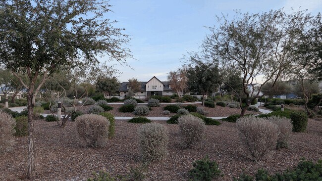 Building Photo - 4854 E Shady Glen Ave