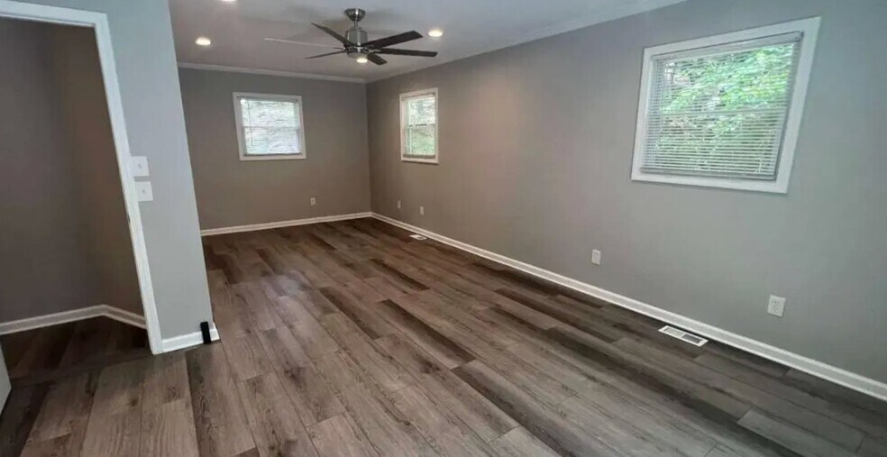 Building Photo - 3473 McKenzie Dr