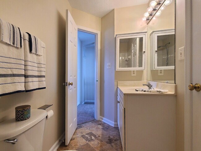 Building Photo - Beautifully Updated 4 BR, 2.5 BA Townhome