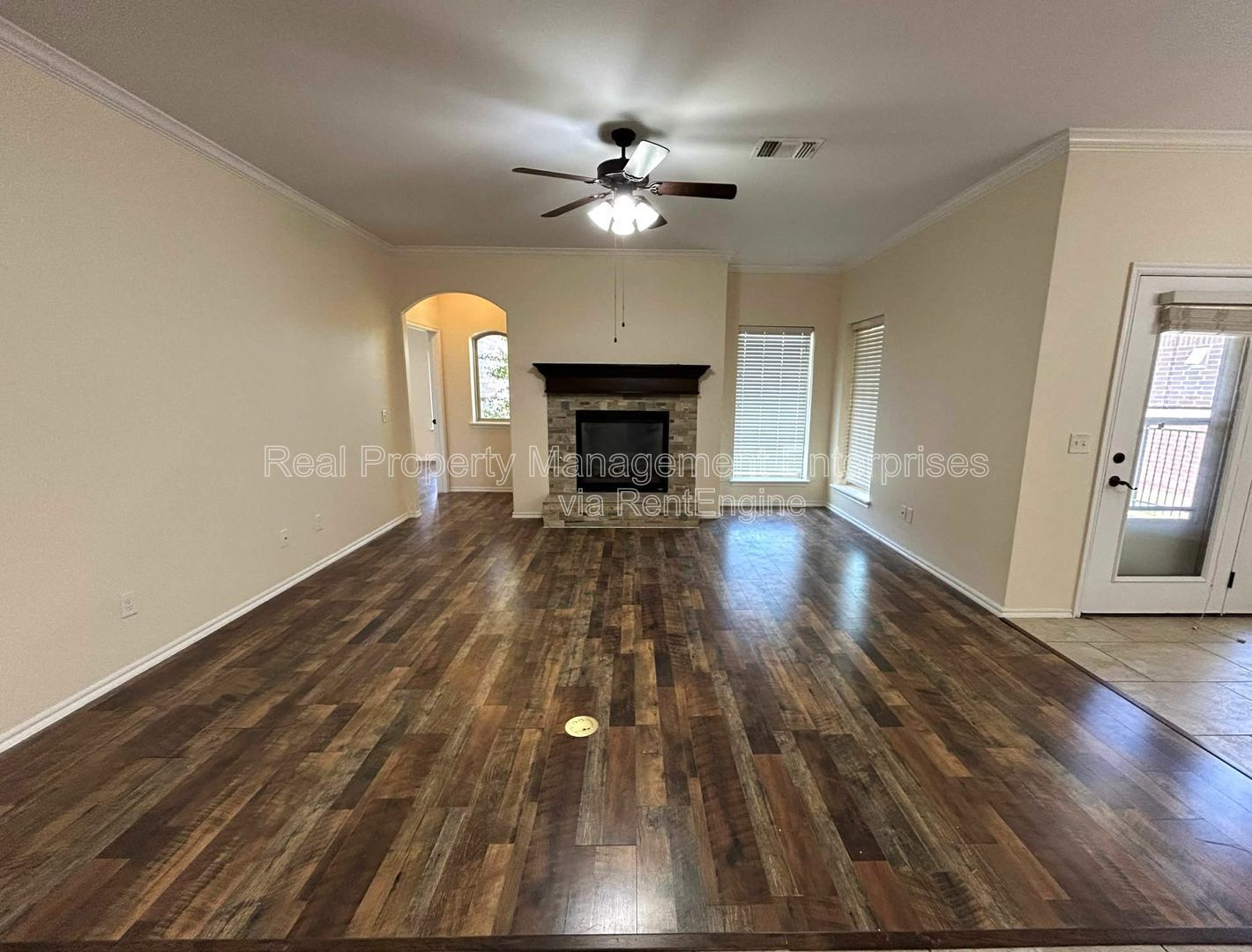 Building Photo - 10237 Hawthorn Dr