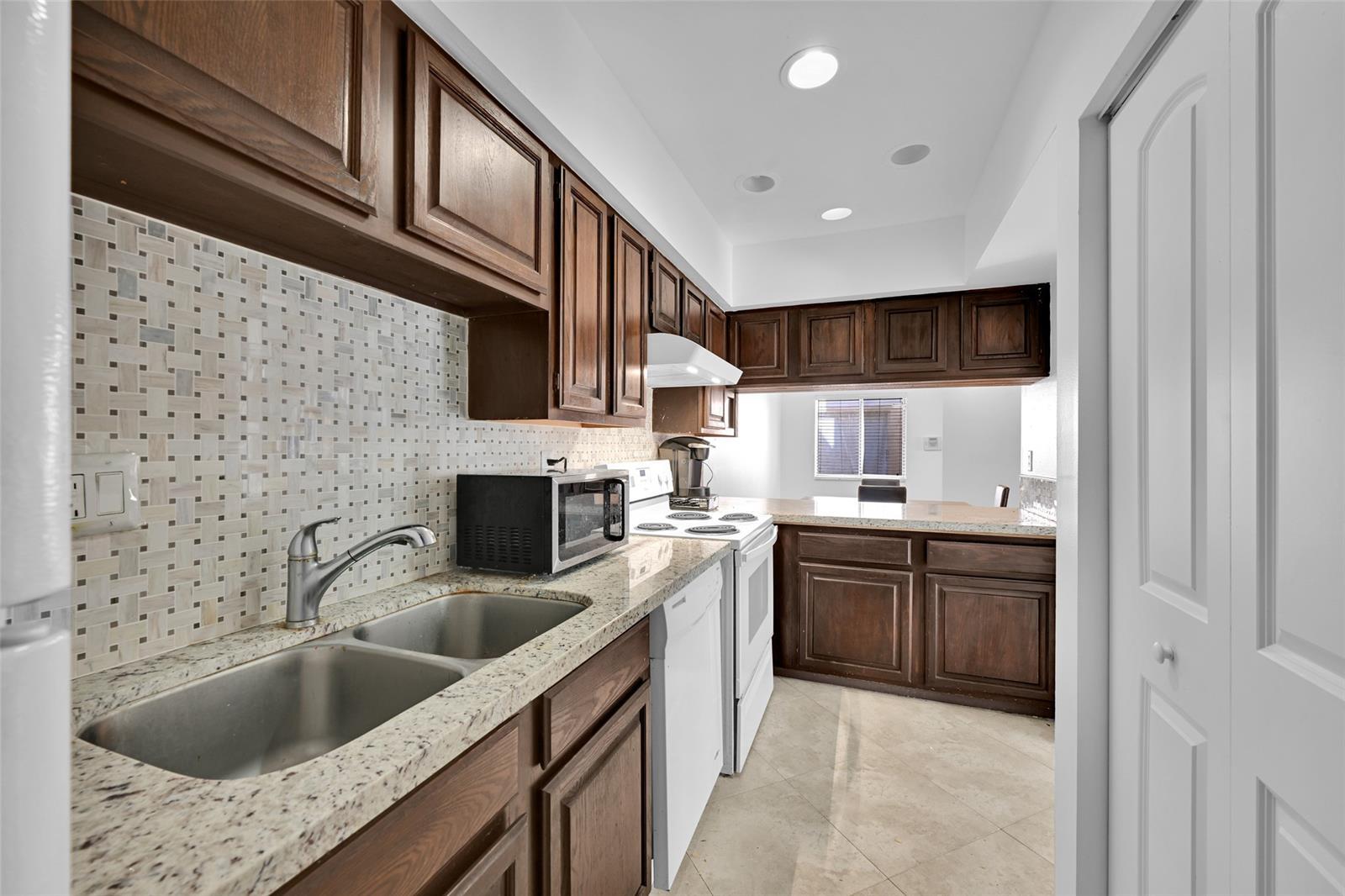 Building Photo - 4011 Coral Springs Dr