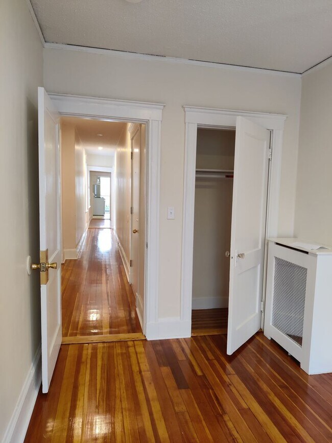 Building Photo - 8 Barrows St